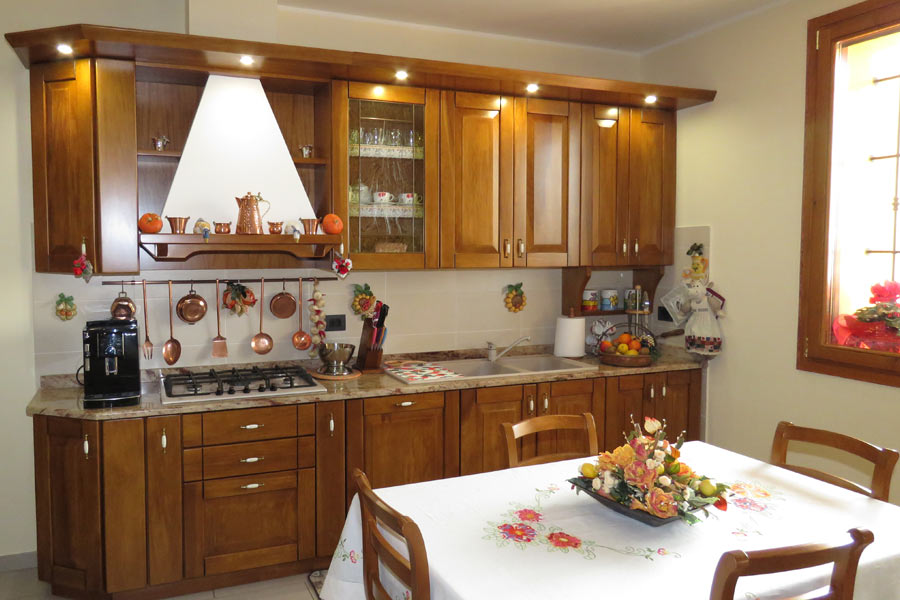 Cucine artigianali su misura in legno massiccio naturale: cucine ... Foto cucine classiche legno